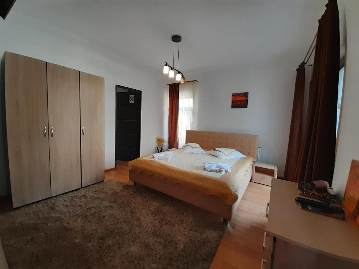 Copou Holding House Apartment Iasi Bagian luar foto